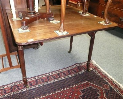 Lot 641 - A George III mahogany Pembroke table