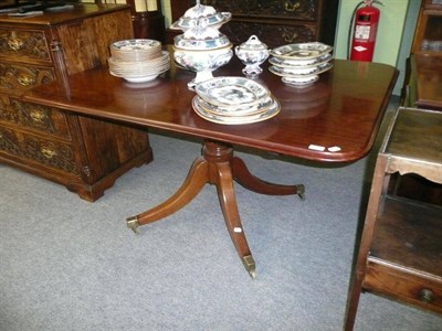 Lot 685 - Mahogany pedestal breakfast table