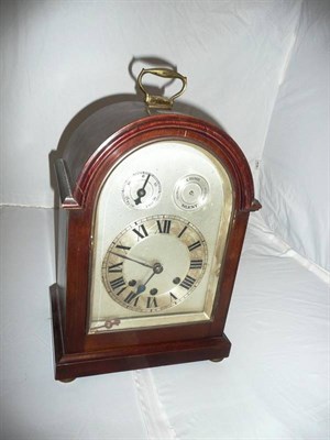 Lot 25 - A quarter chiming mantel clock