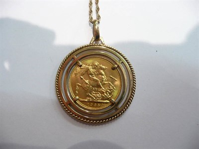 Lot 89 - A George V 1925 sovereign, loose mounted on a chain