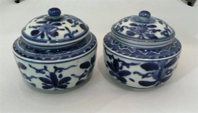 Lot 329 - A pair of 17th/18th century Chinese jars and covers (damages and firing crack)