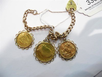 Lot 336 - A curb bracelet suspending a loose mounted Spade Guinea, a 1915 full sovereign and an 1817...