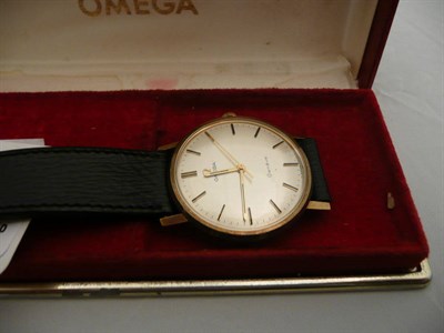 Lot 376 - A gold centre seconds wristwatch signed 'Omega, Geneve' and Omega box