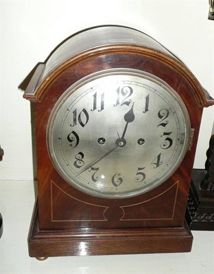 Lot 407 - A mahogany quarter chiming mantel clock