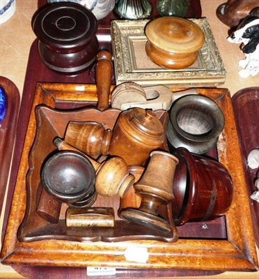 Lot 471 - Tray of treen including picture frame, snuff boxes, egg cups and boxes and covers