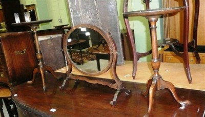 Lot 622 - A mahogany toilet mirror and two reproduction wine tables