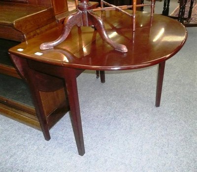 Lot 626 - Mahogany oval gateleg table