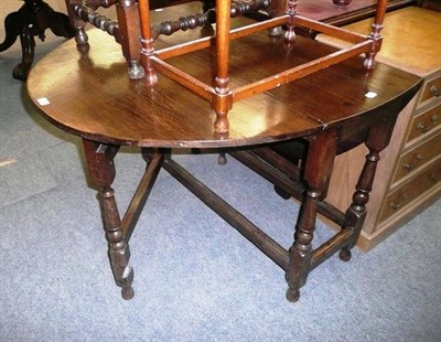 Lot 630 - Oak drop-leaf table