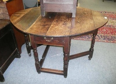 Lot 637 - An oak gateleg table on turned support