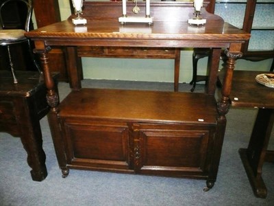 Lot 658 - Oak buffet