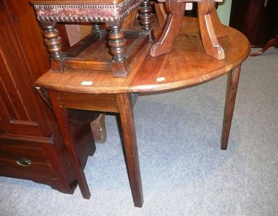 Lot 707 - Mahogany drop leaf circular table