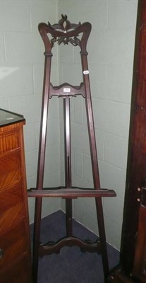 Lot 723 - Easel (wooden piece missing from centre)