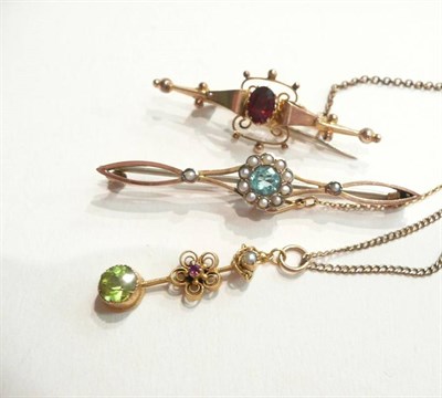 Lot 77 - 9ct gold bar brooches and a pendant