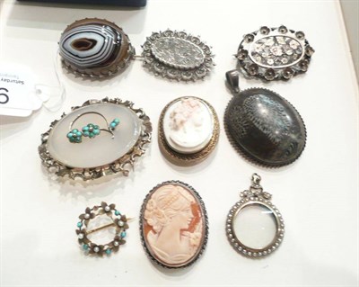 Lot 92 - An agate brooch, an agate pendant, two silver brooches, a seed pearl picture locket, etc