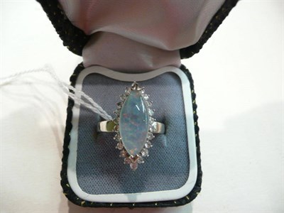 Lot 101 - 18ct doublet opal ring