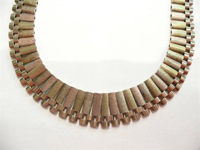 Lot 114 - A three colour 9ct gold fringe necklace