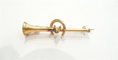 Lot 121 - A gold fox and horn stick pin