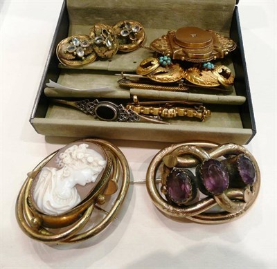 Lot 294 - A quantity of 9ct gold jewellery including Victorian brooches etc