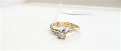 Lot 402 - A diamond solitaire ring in a white and yellow gold shank