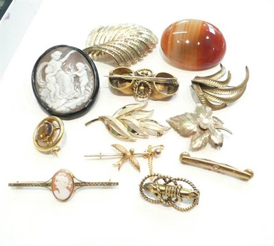 Lot 477 - A quantity of gold jewellery including brooches and a cameo brooch