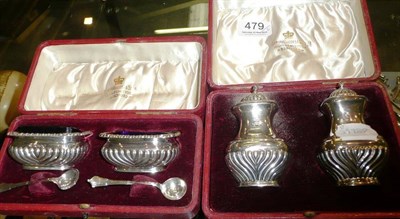 Lot 479 - A pair of silver slats and spoons and a pair of pepperettes (cased)