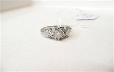 Lot 548 - Platinum and diamond ring