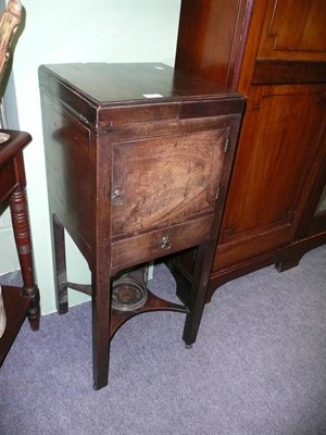 Lot 581 - A Georgian mahogany wash stand