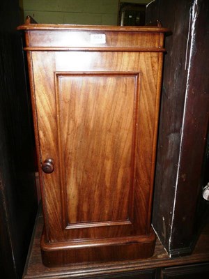 Lot 593 - Victorian mahogany pot cupboard