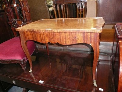 Lot 605 - A walnut coffee table