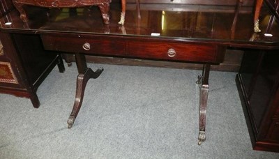 Lot 606 - A reproduction mahogany sofa table