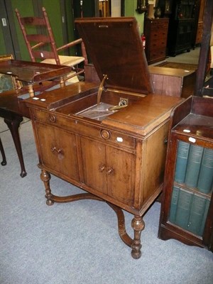 Lot 613 - Early 20th century mahogany gramophone, model 261