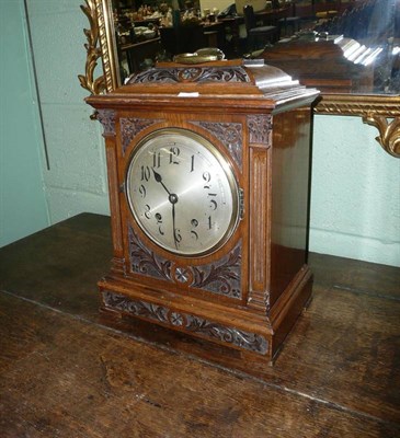 Lot 729 - An Edwardian oak bracket clock