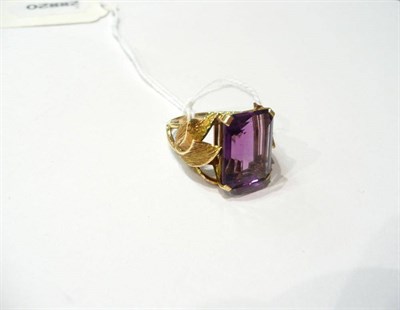 Lot 50 - An amethyst ring with leaf detail shoulders, stamped 18ct, 8.7g approximately