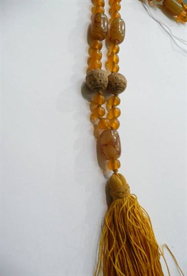 Lot 108 - An amber necklace