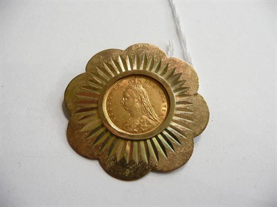 Lot 121 - A 9ct gold floral brooch/pendant centred by an 1892 shield back half sovereign