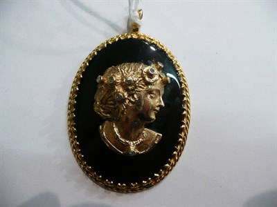 Lot 122 - A 9ct gold onyx pendant depicting a lady with diamonds in her hair