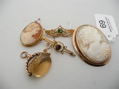 Lot 69 - An Art Nouveau peridot and seed pearl brooch stamped '15CT', a bar brooch, a smokey quartz fob...