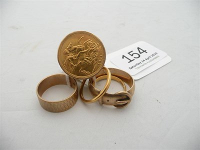 Lot 154 - 1911 sovereign set into a ring, two 22 carat gold wedding bands and two 9 carat gold bands (5)