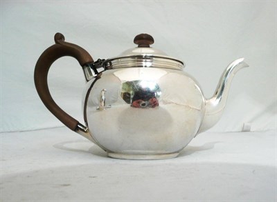 Lot 259 - Silver teapot by Richard Comyns, London 1942