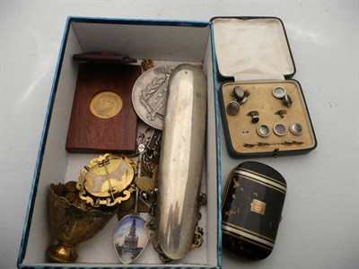 Lot 282 - Small box of collectables