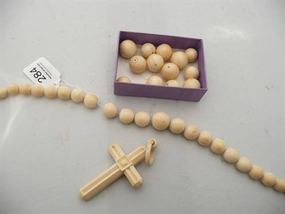 Lot 284 - Set of ivory beads and crucifix