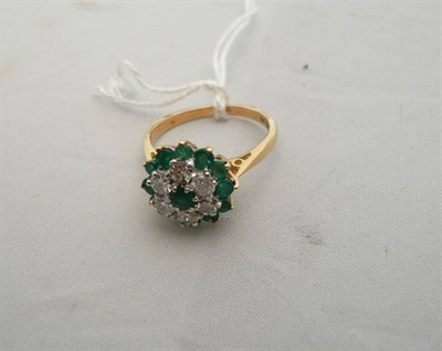 Lot 290 - A diamond and emerald cluster ring