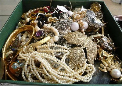 Lot 400 - A box of costume jewellery including silver items, gilt metal earrings, a yellow and black...