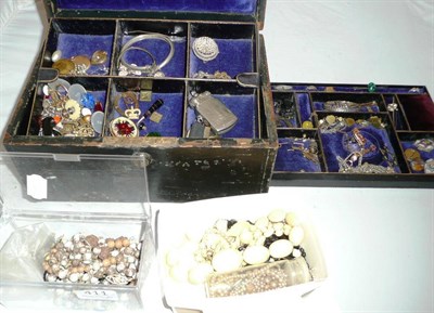 Lot 411 - A quantity of gold and silver jewellery and costume jewellery