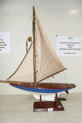 Lot 427 - A pond yacht on stand