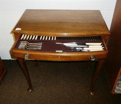 Lot 428 - A mahogany canteen of plated cutlery