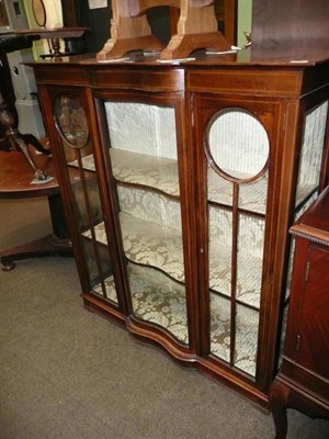 Lot 589 - An Edwardian inlaid mahogany shaped display cabinet