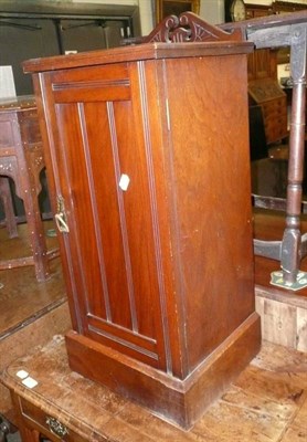 Lot 606 - Walnut bedside cabinet