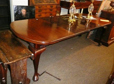 Lot 625 - An early 20th century mahogany extending dining table with two extra leaves and six dining chairs