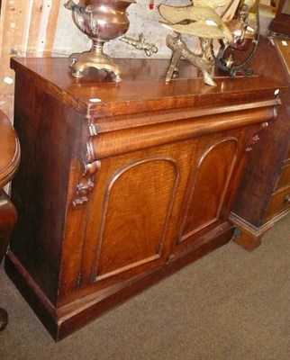 Lot 631 - A Victorian mahogany chiffonier